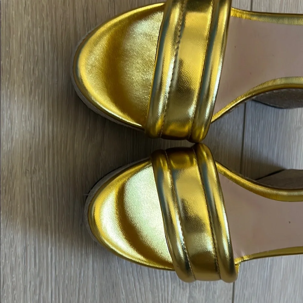 Gucci Gold Wedge Sandals with T-Strap Design Stitch Floral Size 42 - Picture 14 of 15